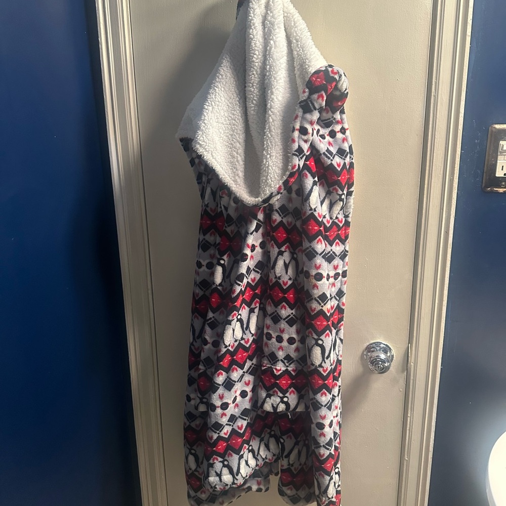 Cozy robe w hood- Vera Bradley- never been work- size l/xl